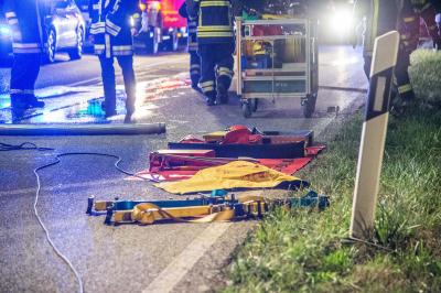 Weinstadt-Endersbach: 45-jaehriger wird nach Ueberschlag mit Pkw lebensgefaehrlich verletzt